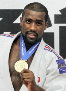 Jo-Londres-2012-Teddy-Riner-médaille