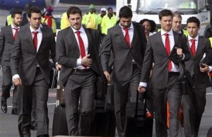 Spains Casillas and Alonso walk to a bus after their arrival at Johannesburg's O.R. Tambo airport
