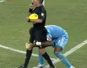 Unusual Afcon 13 Video Enyeama Tried To Raise The Referee Of The Final Africa Top Sports