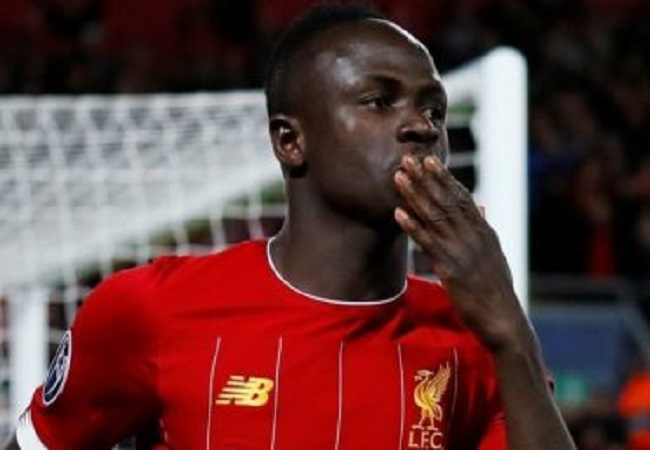 Pemier League : Sadio Mané Expressing Himself Further to His Trophy