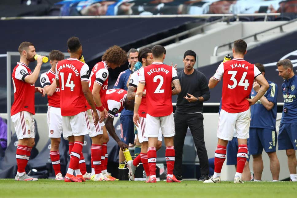 Mikel Arteta talking to his men during a game.