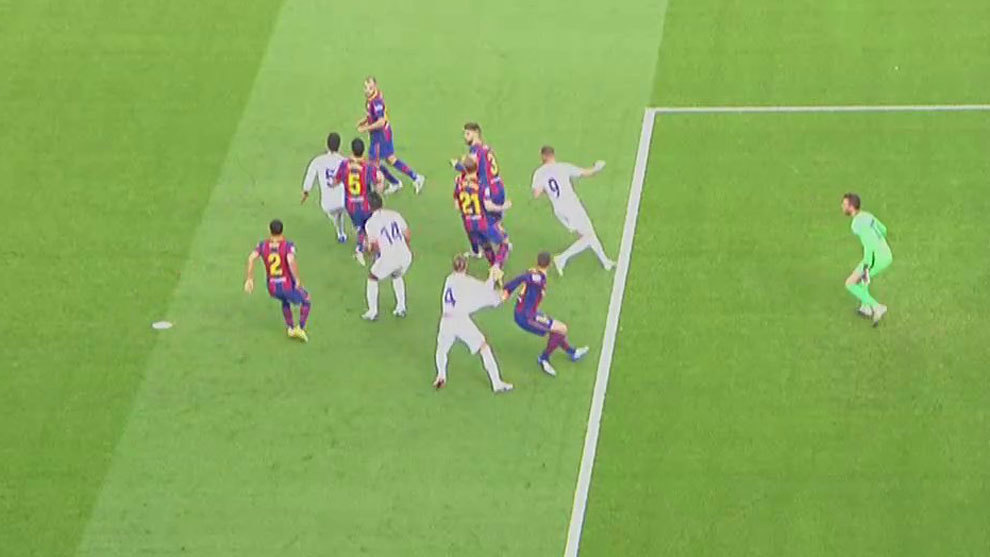 The picture of Lenglet's foul on Ramos.