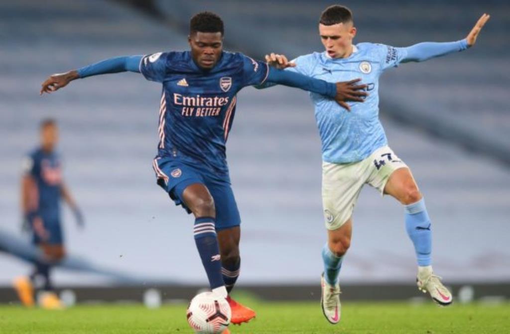 Thomas Partey vs Manchester City's Phil Foden.