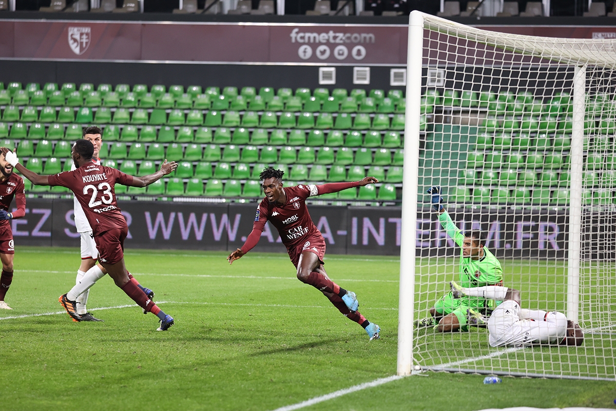 Лион - Мец. FC Metz. FC Metz игрок. Стадион Мец.