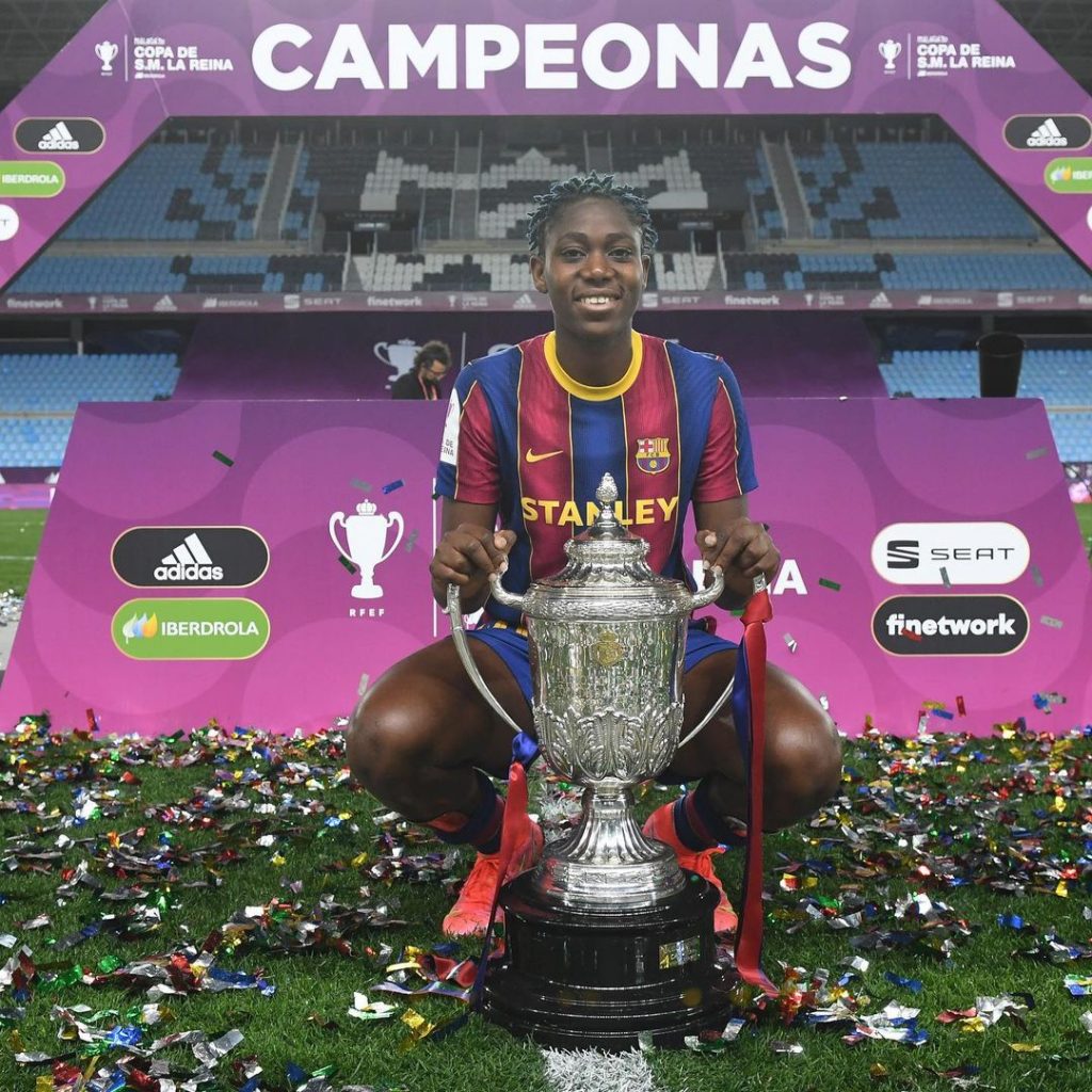 Asisat Oshoala with Copa de la Reina trophy.