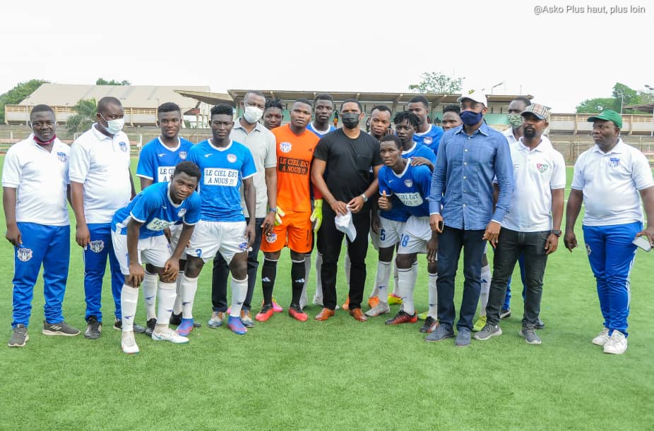 Samuel Eto'o amid Anges FC players.