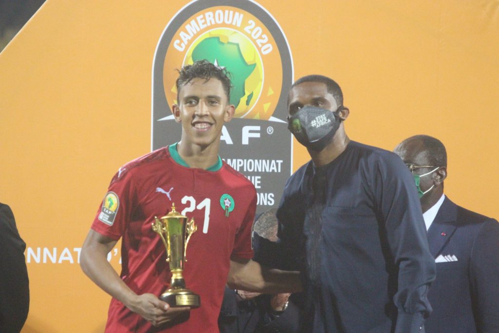 Soufiane Rahimi receiving CHAN 2020' Top scorer Award from Samuel Eto'o's hands.