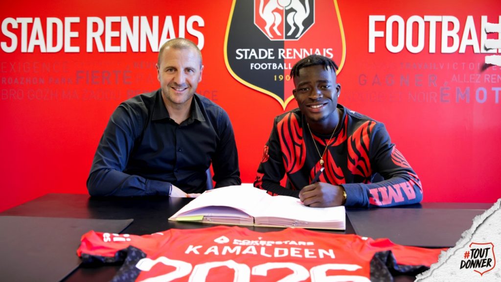 Kamaldeen Sulemana signing his 5-year contract.