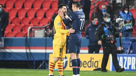Angel Di Maria consoling Messi after PSG knocked Barca out of UCL.