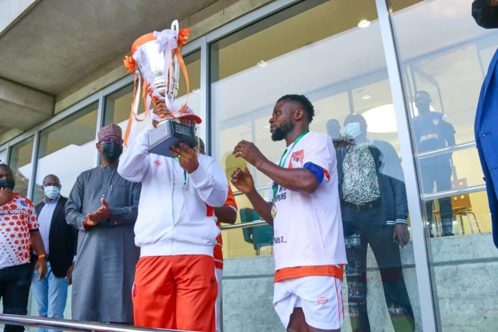 Akwa Governor Udom Gabriel Emmanuel giving the trophy to the captain.