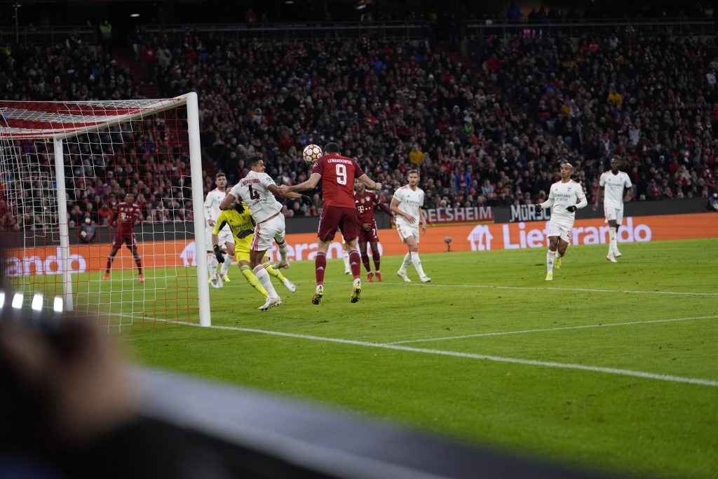 Robert Lewandowski scoring his first goal from a header against Benfica.