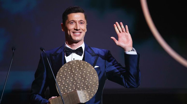 Lewandowski with the "Striker of the Year' Award at the Ballon d'Or ceremony.