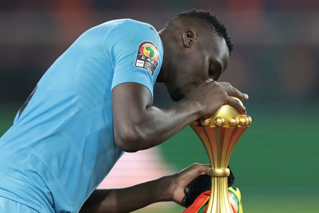 Edouard Mendy kissing the AFCON 2021 after Senegal's triumph.