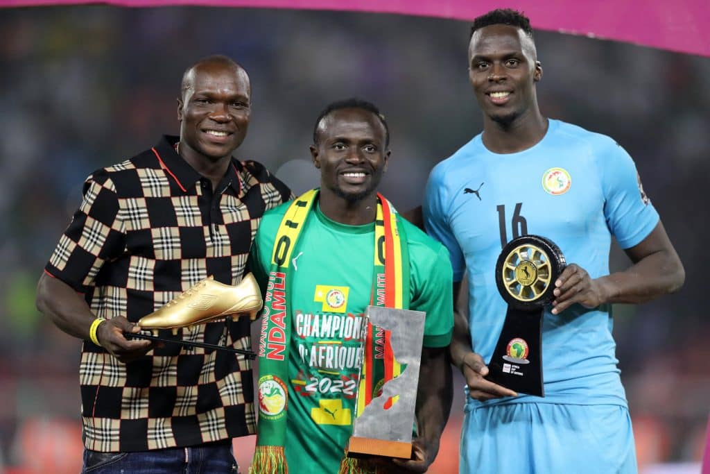 Sadio mane with AFCON 2021 MVP Award alongside Vincent Aboubakar (top scorer) and Edouard Mendy (Best goalkeeper).