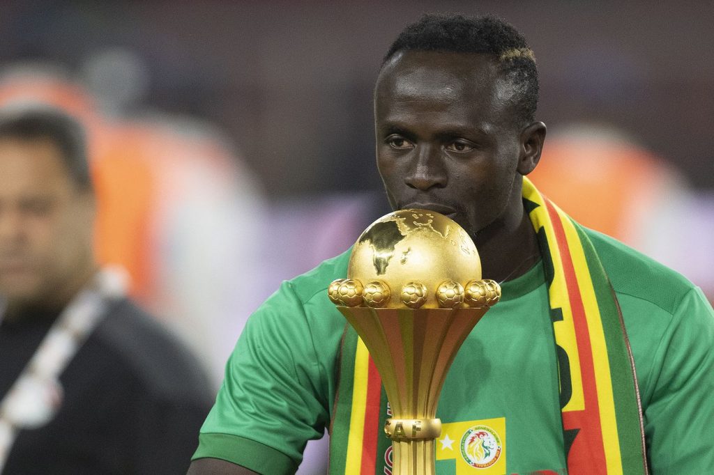 Sadio Mane kissing the AFCON 2021 trophy.