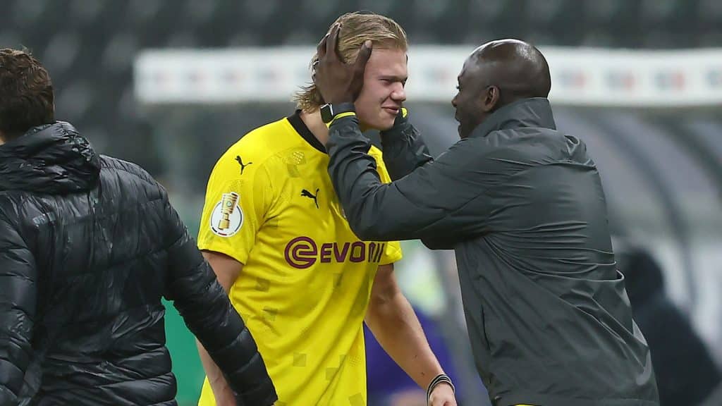 Otto Addo talking to Norwegian goal machine Erling Haaland.