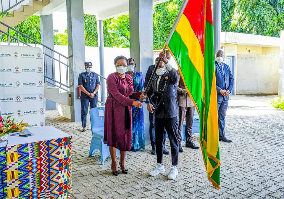 Nathalie Badate receiving Togo's flag from the Prime Minister's hands ahead of their departure for Morocco.