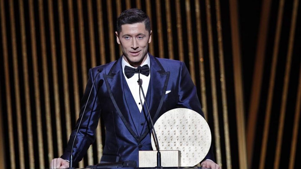Robert Lewandowski during his speech after seeing Lionel Messi win his 7th Ballon d'or.