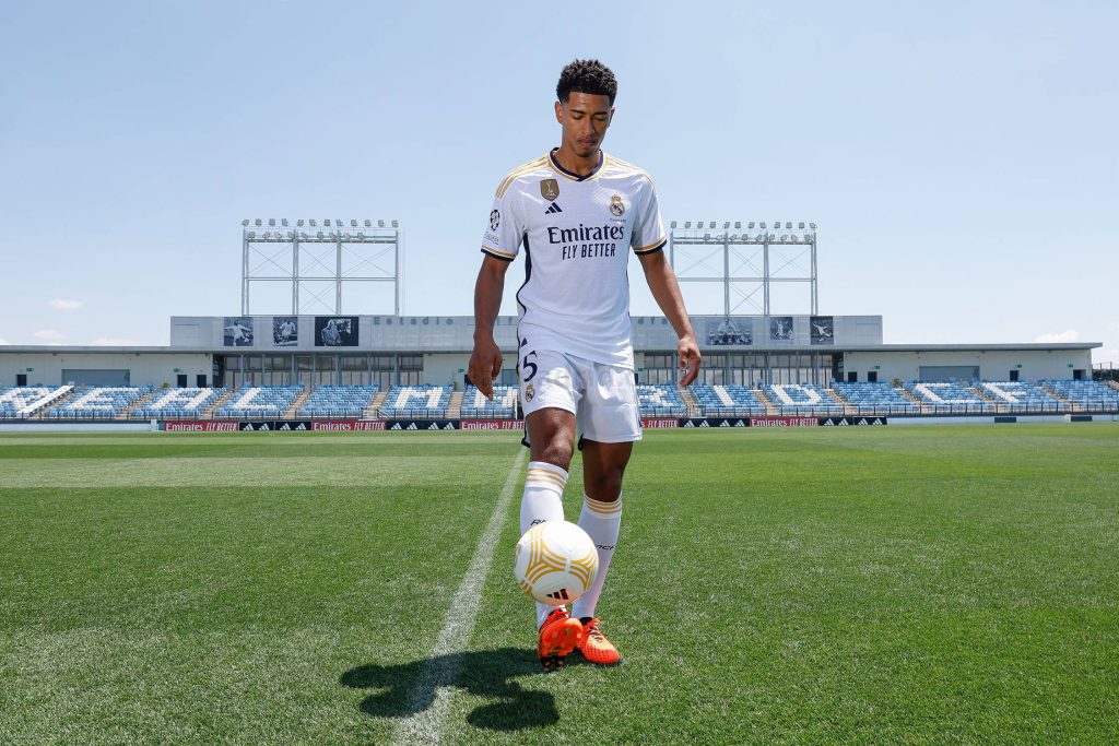 Bellingham inherits Zidane's famous n°5 shirt at Real Madrid.