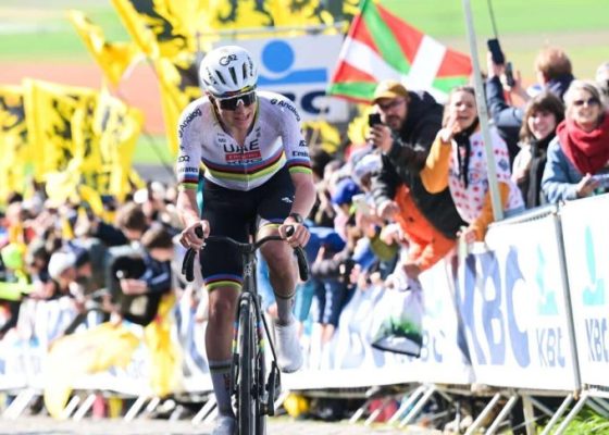 Pogacar outshines Van der Poel on the Paterberg