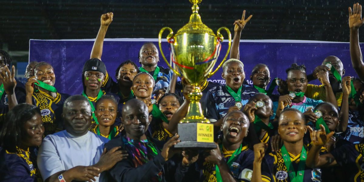 Futbolistas celebran con el trofeo antes de la Super Six de la NWFL en Port Harcourt