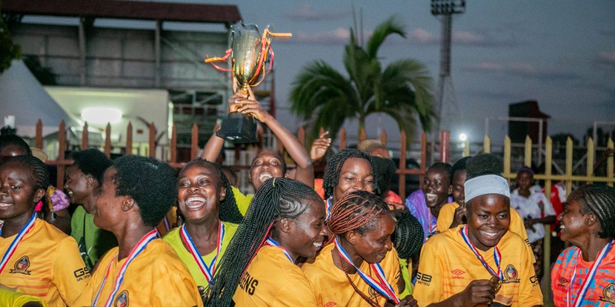 Plantilla de Power Dynamos Queens celebra el título de la Copperbelt Women