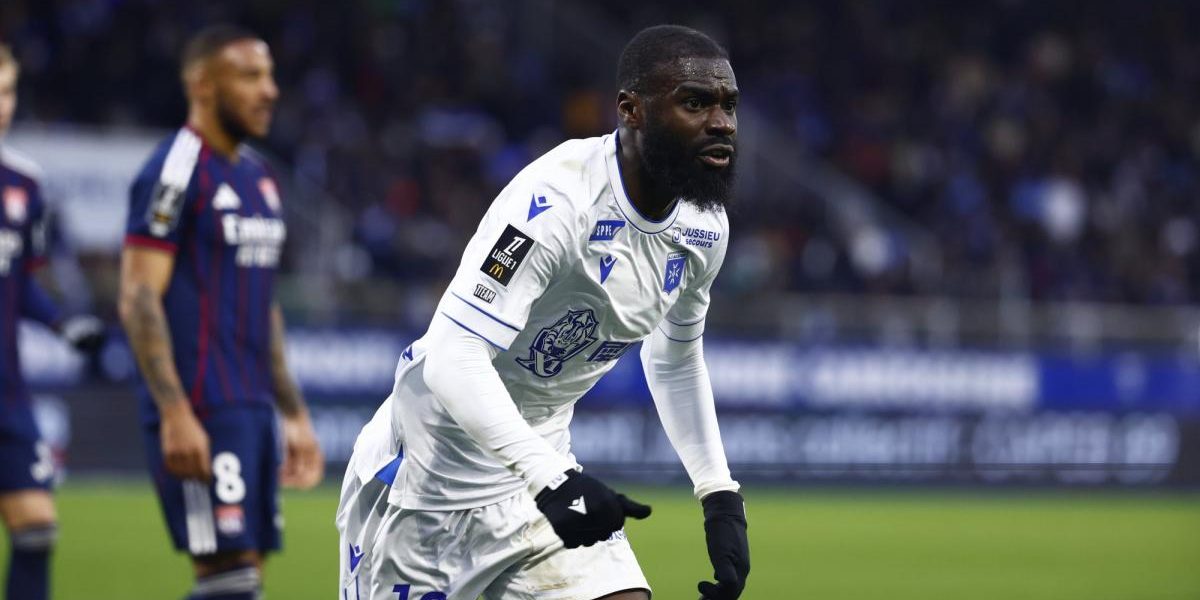 Paris FC sign Lassine Sinayoko from Auxerre